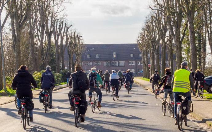 Treffpunkt zur Fahrradfototour über den Fliegerhorst ist am Eingang Alexanderstraße. Treffpunkt zur Fahrradfototour über den Fliegerhorst ist am Eingang Alexanderstraße.