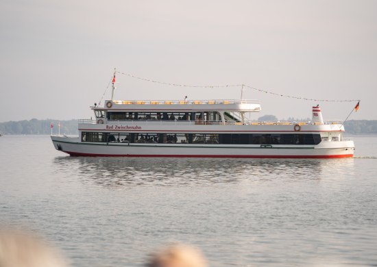 Schiff der Weißen Flotte auf dem Zwischenahner Meer in Bad Zwischenahn