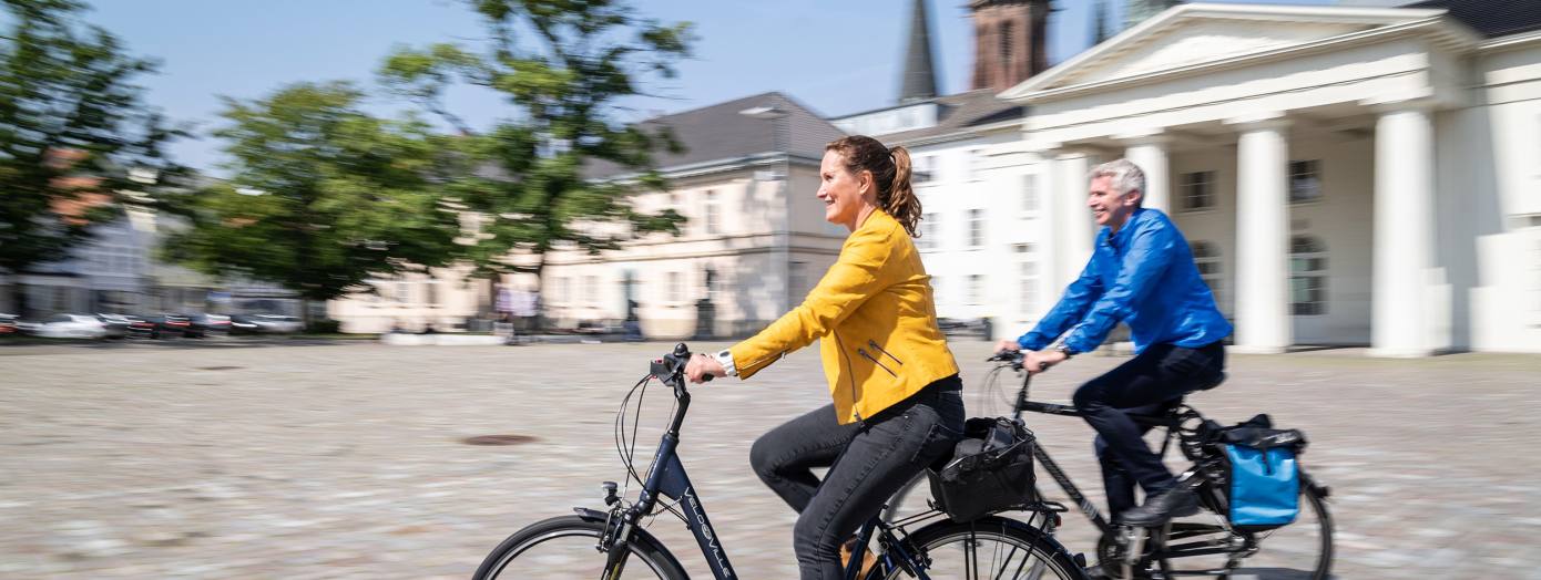 Radfahrende am Oldenburger Schlossplatz