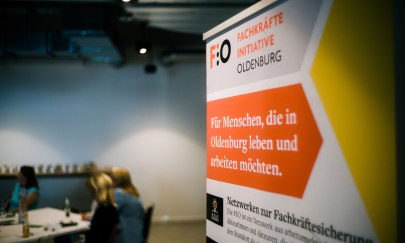 Banner der Fachkr&auml;fte-Initiative Oldenburg bei einer Veranstaltung