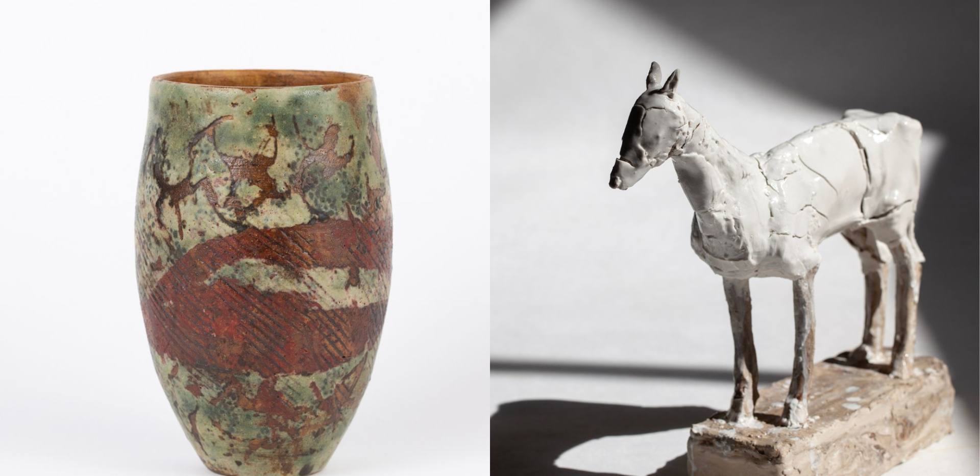 Links eine rot-bräunlcihe keramische Vase, rehcts ein keramisches, weißes Pferd vor schwarz-weißem Hintergrund.