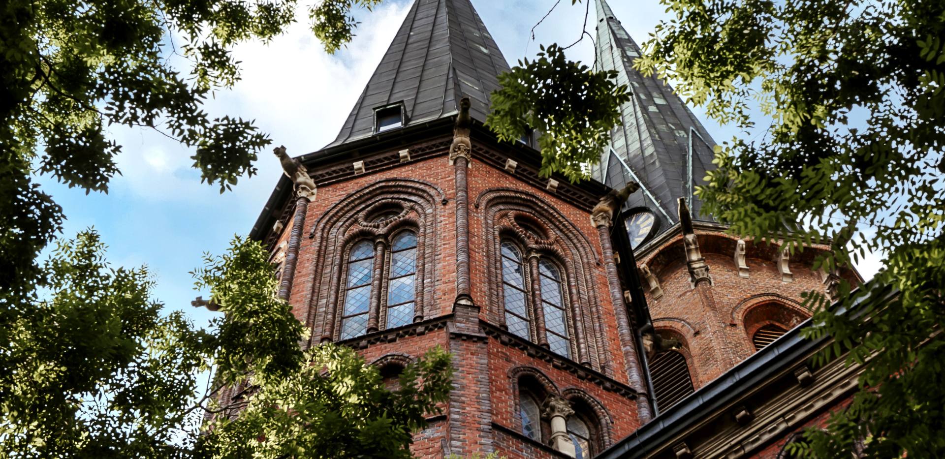 Froschperspektive auf die Türme der St. Lamberti-Kirche in Oldenburg. 