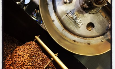 Historischer Probat Kaffeeröster in der Nölker & Nölker Kaffeerösterei in Oldenburg. Im Kaffeeseminar erfahren die Teilnehmer alles über die Kunst des Kaffeeröstens. Historischer Probat Kaffeeröster in der Nölker & Nölker Kaffeerösterei in Oldenburg. Im Kaffeeseminar erfahren die Teilnehmer alles über die Kunst des Kaffeeröstens.