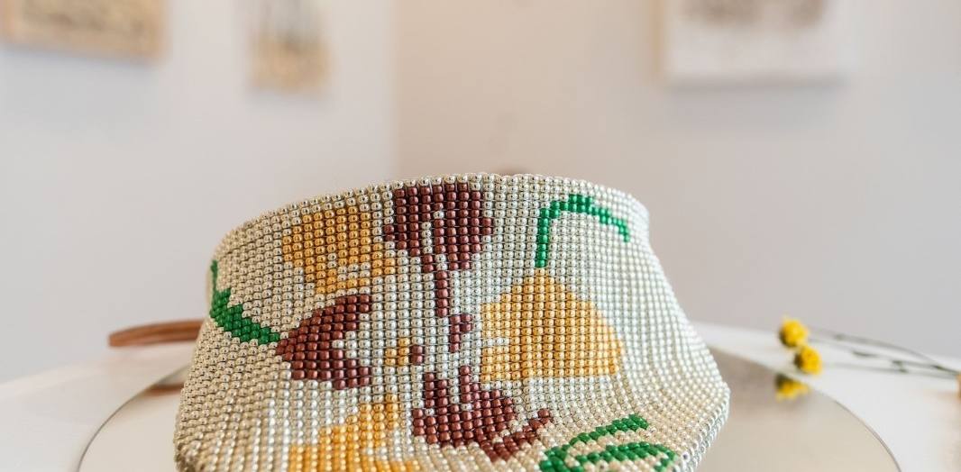 Auf dem Foto sieht man eine Perlenweberei der Künstlerin Alina Naomi ABke. Auf dem Foto sieht man eine Perlenweberei der Künstlerin Alina Naomi ABke.