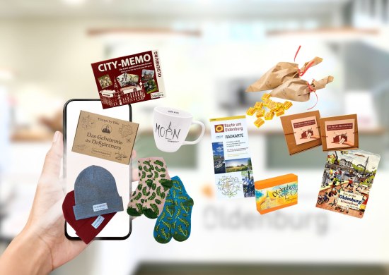 Smartphone mit verschiedenen Oldenburg-Souvenirs aus dem Onlineshop