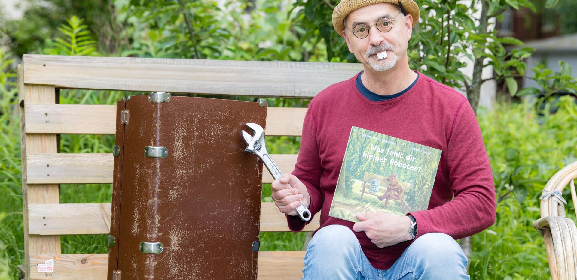 René Schack mit Buch "Was fehlt dir, kleiner Roboter?" René Schack mit Buch "Was fehlt dir, kleiner Roboter?"