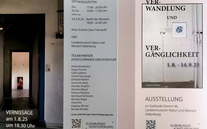 Das Foto zeigt den Flyer zur Ausstellung mit allen teilnehmenden KünstlerInnen. Das Foto zeigt den Flyer zur Ausstellung mit allen teilnehmenden KünstlerInnen.