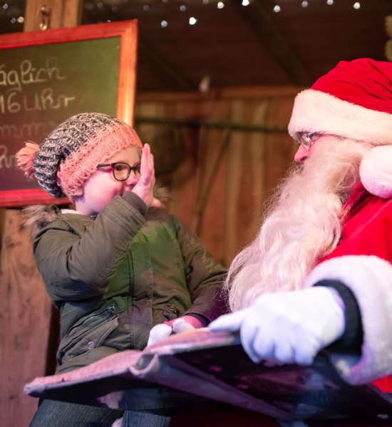 Auf dem Oldenburger Weihnachtsmarkt trifft ein Kind auf den Weihnachtsmann.