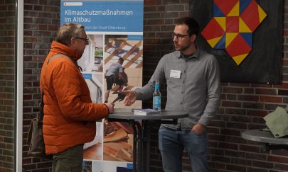 Beratungssituation an einem Stand mit dem Energieberatenden Björn Boeke Beratungssituation an einem Stand mit dem Energieberatenden Björn Boeke