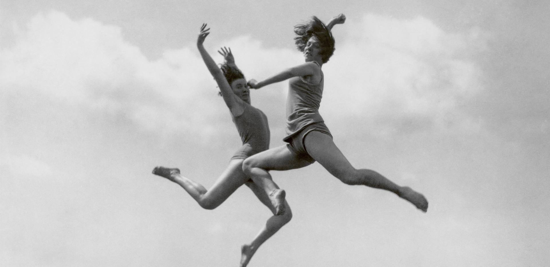 Madame d`Ora, Die Tänzerinnen Gisa Geert und Ilka Zezulak im Schlosspark Schönbrunn bei Wien, Fotografie, 1928