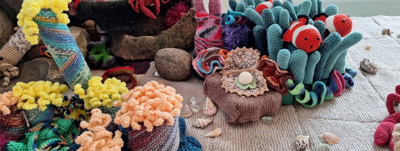 Auf dem Bild ist ein gehäkeltes Korallenriff zu sehen