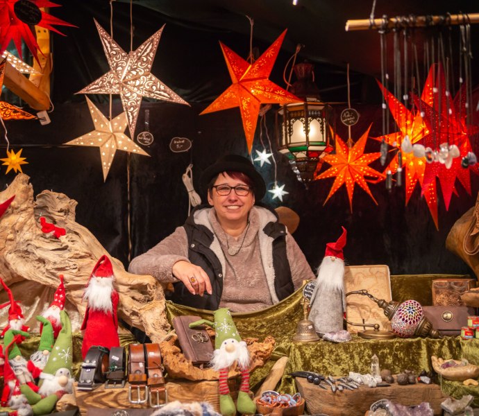 Stand auf dem Oldenburger Weihnachtsmarkt mit Sternen und Selbstgemachtem