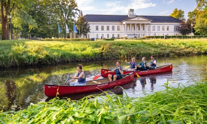 City-Paddeln Oldenburg Eine Gruppe mit Kanus vor dem PFL in Oldenburg beim City-Paddeln