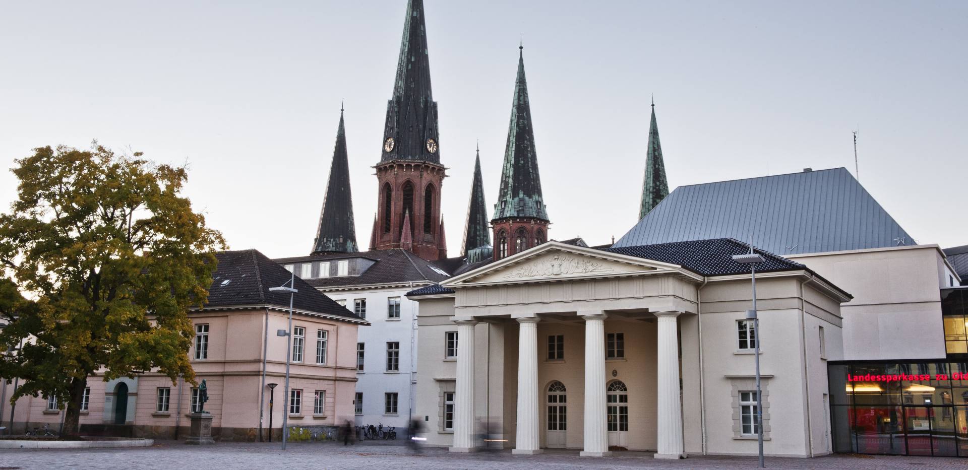 Blick vom Schlossplatz Oldenburg in Richtung Innenstadt mit Türme der St. Lamberti-Kirche und der Alten Schlosswache.