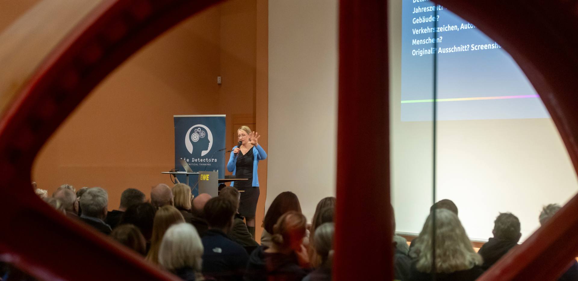 Mitarbeiter:innen der Lie Detectors demonstrieren, wie sich Fake-Fotos erkennen lassen. Mitarbeiter:innen der Lie Detectors demonstrieren, wie sich Fake-Fotos erkennen lassen.